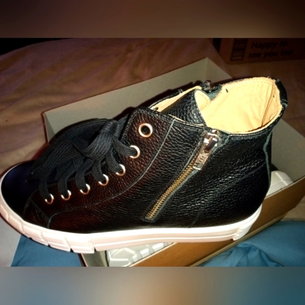NWB- STEVE MADDEN LEATHER PLATFORM SNEAKERS
